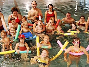 Die Schwimmschüler mit ihren Übungsleitern  Foto: Helmut Will
