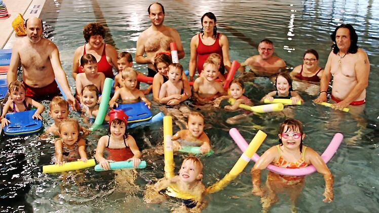 Die Schwimmschüler mit ihren Übungsleitern  Foto: Helmut Will