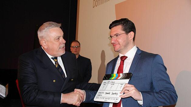 Der noch amtierende SPD-Oberb&uuml;rgermeister Norbert Tessmer (links) gratuliert Dominik Sauerteig zur Nominierung.Foto: Oliver Schmidt