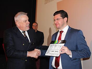 Der noch amtierende SPD-Oberbürgermeister Norbert Tessmer (links) gratuliert Dominik Sauerteig zur Nominierung.Foto: Oliver Schmidt