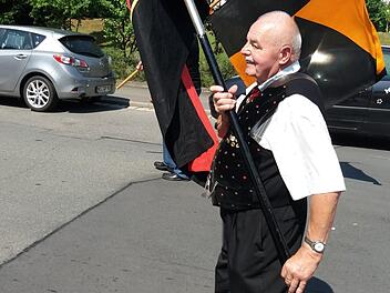 Roman Seidl war bei der Fronleichnamsprozession St. Ottilia 2018 erster Fahnenträger. Foto: Archiv/Frank Altrichter