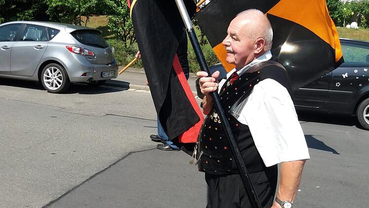 Roman Seidl war bei der Fronleichnamsprozession St. Ottilia 2018 erster Fahnenträger. Foto: Archiv/Frank Altrichter