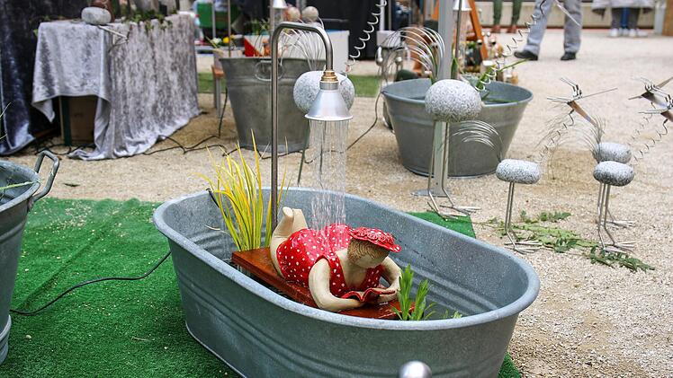 Wer auf ausgefallene Gartendekoration steht, wurde sicherlich f&uuml;ndig. Foto: Romy Denk
