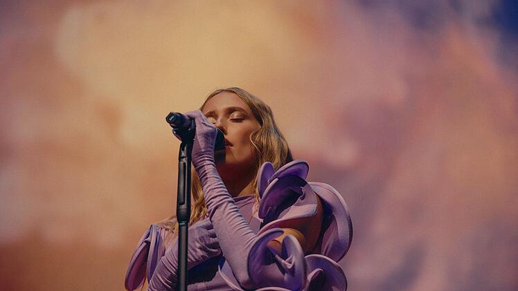 S&auml;ngerin LEA tritt mit Songs wie "Leiser" auf dem "3satFestival 2025" auf.