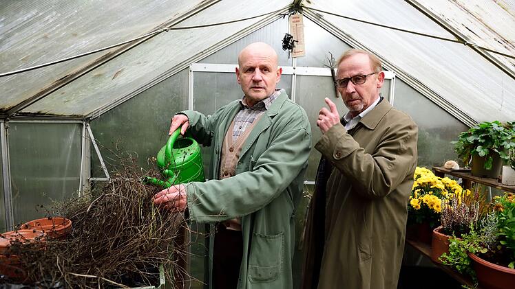 Ludwig Schaller (Alexander Held, rechts) befragt den augenscheinlich verwirrten Joseph H&uuml;bner (Oliver Stokowski), den Vater des Opfers.
