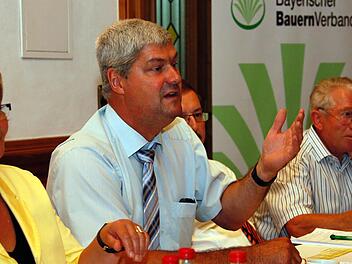 Sie gaben die Themen vor: Landesbäuerin Anneliese Göller, Oberfrankens BBV-Präsident Hermann Greif, Geschäftsführer Werner Nützel (verdeckt), Bambergs Kreisobmann Heiner Faatz und sein Stellvertreter Peter Schlund. Fotos Matthias Hoch