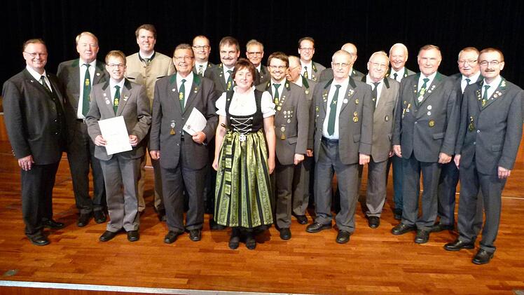 Die Festtafel im Kongresshaus bot den würdigen Rahmen, zahlreiche Mitglieder für ihre langjährige Treue zur Schützengesellschaft Coburg zu ehren.  Fotos: Lothar Weidner