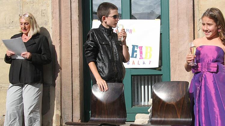 Jonathan Kaiser und Franka Heinlein interpretierten die Kennenlern-Szene in einer Cocktail-Bar. Links Cosima Asen.
