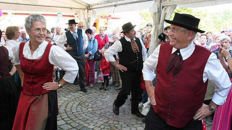Der Volkstanzkreis Steigerwald kam mit seinen fränkischen Tänzen gut an.