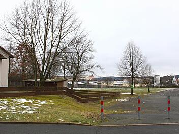 Auf dem Gelände hinter dem Siedlerheim könnte eine Seniorenunterkunft entstehen. Das Siedlerheim (links) bleibt erhalten. Foto: Jürgen Gärtner