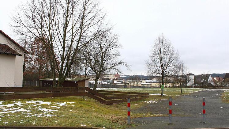 Auf dem Gelände hinter dem Siedlerheim könnte eine Seniorenunterkunft entstehen. Das Siedlerheim (links) bleibt erhalten. Foto: Jürgen Gärtner