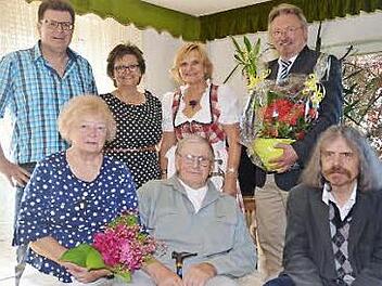 Das Diamanthochzeitspaar Agnes und Vinzenz Wolf mit Pater Helmut Haagen (vorn rechts) und Stefan Wolf, Margit Bleck, Karin Haderlein sowie Bürgermeister Hans Pietz (stehend, von links)  Foto: Hofmann