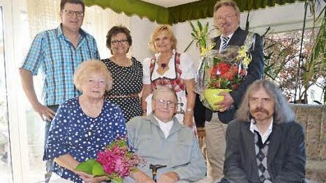 Das Diamanthochzeitspaar Agnes und Vinzenz Wolf mit Pater Helmut Haagen (vorn rechts) und Stefan Wolf, Margit Bleck, Karin Haderlein sowie Bürgermeister Hans Pietz (stehend, von links)  Foto: Hofmann
