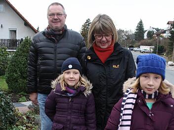 Werner (67) und Erika Brose (65) haben ihre Enkel Maja (7) Jule (8) zu einem Spaziergang durch die Lindenstraße eingeladen. Doch ansonsten machen sie sich nicht viel aus der gleichnamigen TV-Serie. Foto: Sonja Adam