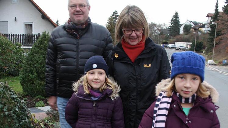 Werner (67) und Erika Brose (65) haben ihre Enkel Maja (7) Jule (8) zu einem Spaziergang durch die Lindenstraße eingeladen. Doch ansonsten machen sie sich nicht viel aus der gleichnamigen TV-Serie. Foto: Sonja Adam