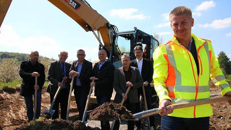 Steffen Kiesel von der Kreis-Tiefbauabteilung setzte mit Vertretern von Kreis, Gemeinde, Firma und Stadtwerken symbolisch den Spaten an.