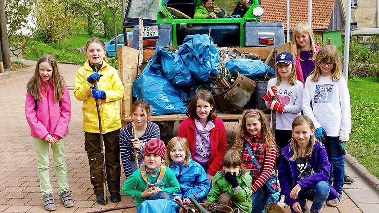 Etliche Säcke Müll und Unrat sammelten kleine und große Thuisbrunner beim "Rama dama" in der Flur. Foto: privat
