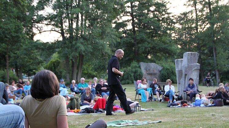 Auftakt der Erzähltheater-Reihe "Sternen-Poeten - Poesie zur Nacht" in Bad Brückenau am 21. Juni 2017. Foto: Ulrike Müller