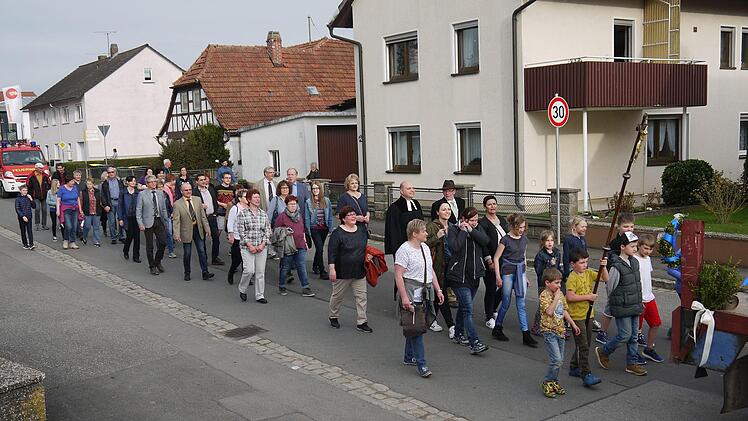 In Gleußen standen viele Menschen an der Straße, um die Ankunft der neuen Glocken für die evangelische Kirchengemeinde  live mitzuerleben. Nach Pfingsten wird das neue Geläut erstmals zu hören sein.Berthold Köhler