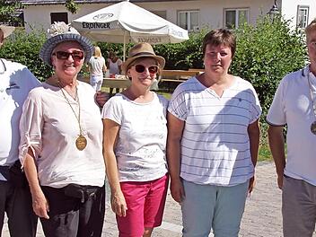 Christine Jons (Zweite Von links) pilgerte 50-mal nach Vierzehnheiligen, Wallfahrts-Führer Michael Schumm (rechts) 40-mal. Für Franz Kundmüller (links) und Carmen Oppelt (Zweite von rechts) war es die siebte Wallfahrt und für Anne Trunk (Mitte), die auf dem über 30 Kilometer langen Weg Geburtstag feierte, die vierzehnte. Foto: Sabine Weinbeer