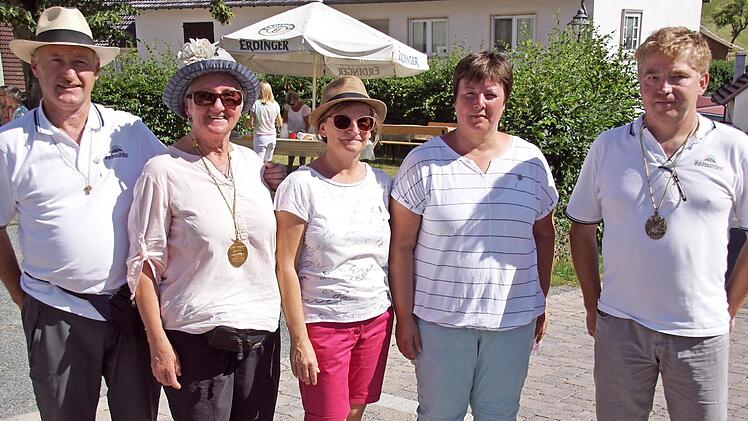 Christine Jons (Zweite Von links) pilgerte 50-mal nach Vierzehnheiligen, Wallfahrts-Führer Michael Schumm (rechts) 40-mal. Für Franz Kundmüller (links) und Carmen Oppelt (Zweite von rechts) war es die siebte Wallfahrt und für Anne Trunk (Mitte), die auf dem über 30 Kilometer langen Weg Geburtstag feierte, die vierzehnte. Foto: Sabine Weinbeer