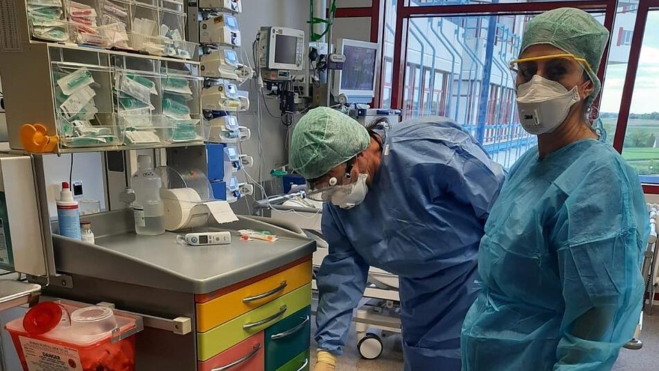 In den Patientenzimmern selbst gelten strenge Sicherheitsvorkehrungen. Daniela Beck und ihr Kollege Robert Götz tragen daher Schutzanzüge. Foto: privat