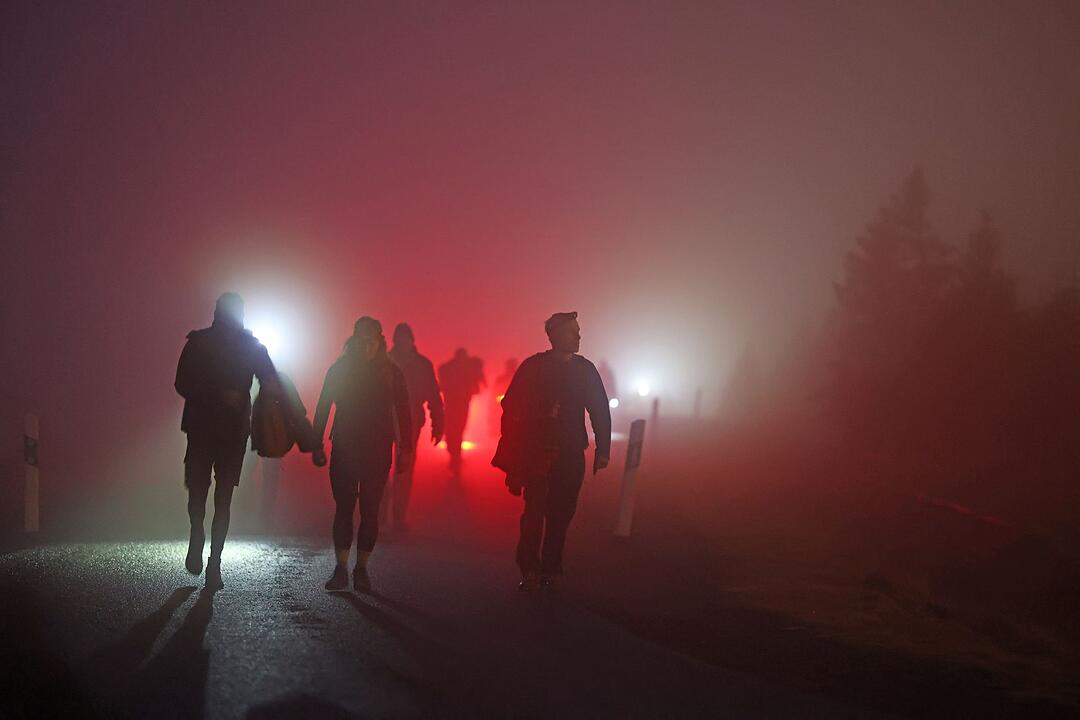 Geocacher kommen zum Sonnenaufgang auf den Brocken