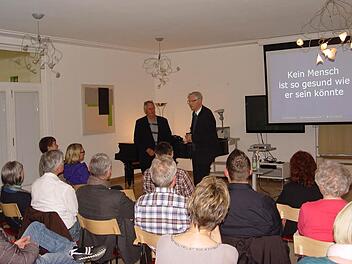 Dr. Ingo Walcher (rechts) dankte Dr. Robert M. Bachmann für die ausführlichen Informationen der ärztlichen Versorgung und medizinischen Therapien.  Foto: Brigitta Kempe-Wolf