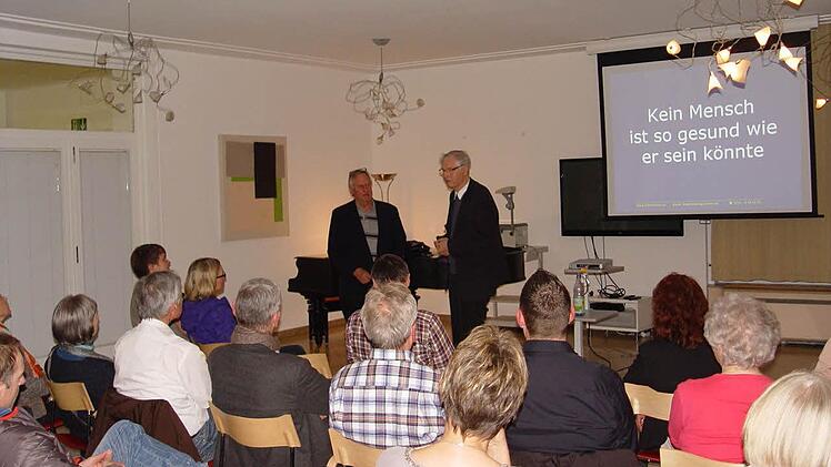 Dr. Ingo Walcher (rechts) dankte Dr. Robert M. Bachmann für die ausführlichen Informationen der ärztlichen Versorgung und medizinischen Therapien.  Foto: Brigitta Kempe-Wolf