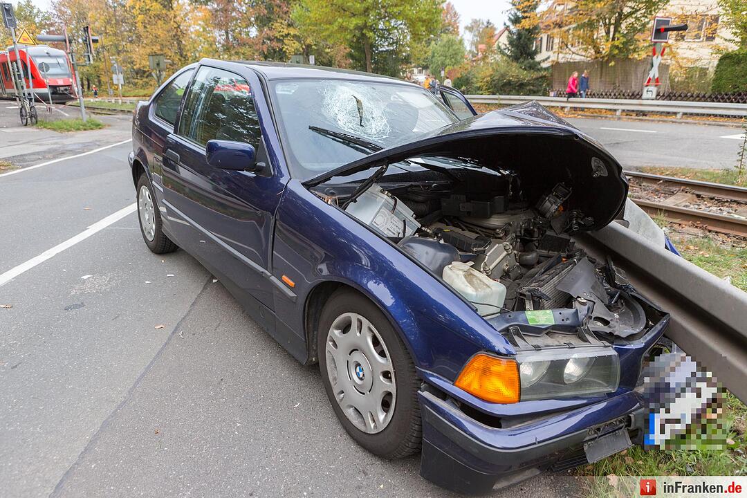 BMW kracht an Bahnübergang gegen Leitplanke