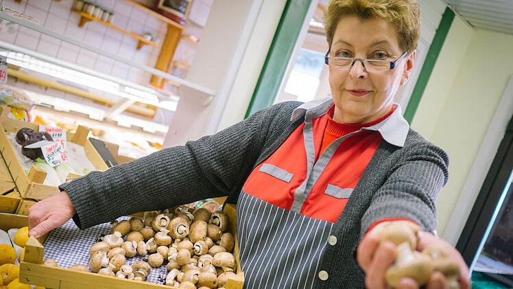 Gerade in Pilzen sammelten sich nach der Reaktorkatastrophe strahlende Partikel. Diese Pfifferlinge hätten aber auch 1986 bedenkenlos verzehrt werden können, erklärt die Kronacher Gemüsehändlerin Ingeborg Eberhardt. Die wachsen nämlich geschützt im Keller. Foto: Marian Hamacher