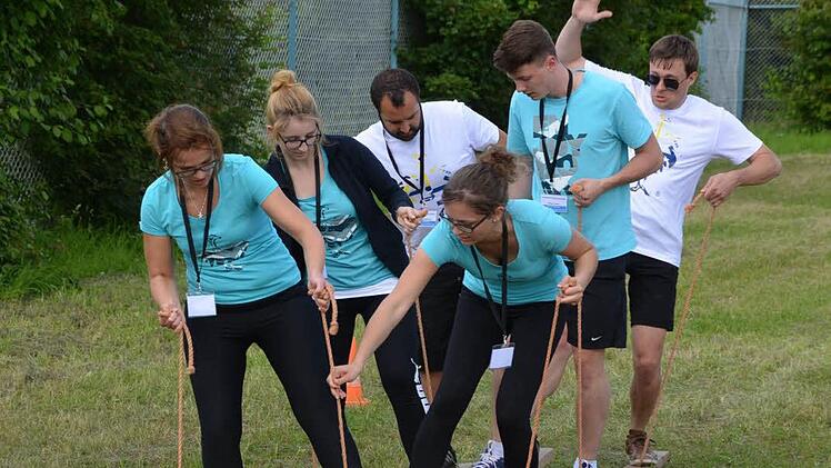"Gras-Skifahren" übt hier die Mannschaft von Engelbert Strauß, einem Ausrüster für Arbeitsbekleidung. Das Team kam aus Biebergemünd angereist und hatte somit die weiteste Anreise.  Fotos: Peter Rauch
