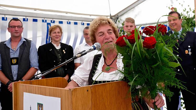 Schirmherrin Irmgard Heinrich erhielt von den sieben Vereinen des Ortes als Anerkennung für ihr Engagement rote Rosen. Foto: Gerd Schaar