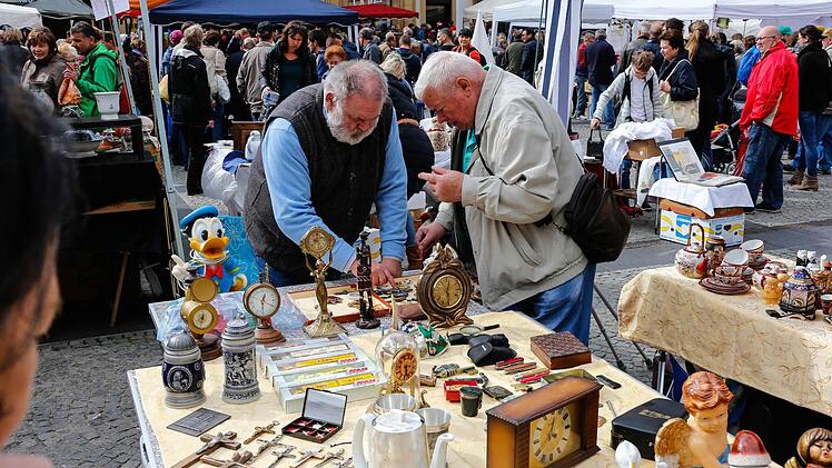Beim Bamberger Antikmarkt kamen Liebhaber schöner alter Dinge voll auf ihre kosten. Foto: Matthias Hoch