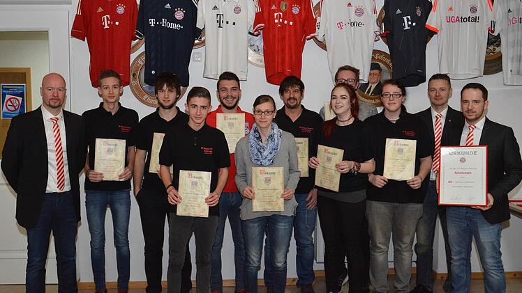 Seit 15 Jahren sind diese glühenden FC-Bayern-Fans im Fanclub Schleichach organisiert. Foto: Sabine Weinbeer