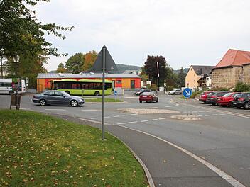 Gestern Mittag waren fast alle Parkplätze rund um Grundschule und Kathi-Baur-Kita (hinten im Bild) belegt. Zu einem Verkehrschaos kam es jedoch nicht.Stephan Stöckel