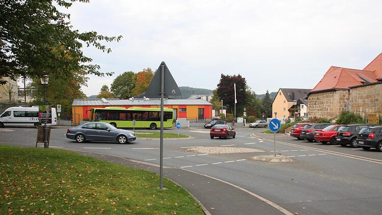 Gestern Mittag waren fast alle Parkplätze rund um Grundschule und Kathi-Baur-Kita (hinten im Bild) belegt. Zu einem Verkehrschaos kam es jedoch nicht.Stephan Stöckel