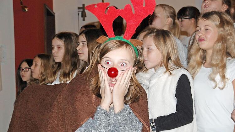 Die Chorklassen 6b und 6c erzählten die Geschichte von Rudolph mit der roten Nase.