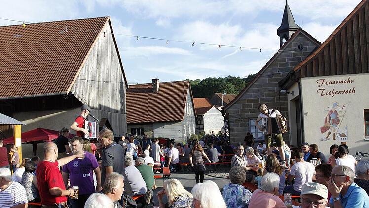 Das Duo "Fidele Musikanten" sorgt auf dem Marktplatz für die musikalische Unterhaltung. Foto: PR