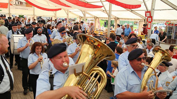 Einzug des Festzugs im Zelt Foto: Franz Galster