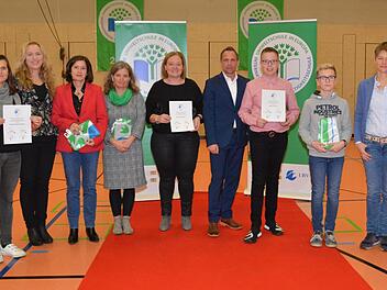 Umweltminister Thorsten Glauber (vierter von rechts) vergab die Umweltschulen-Auszeichnungen an die Delegationen der Wallburg-Realschule Eltmann sowie der Mittelschulen aus Hofheim und Ebern (von links).  Bayerisches Staatsministerium für Umwelt und Verbraucherschutz
