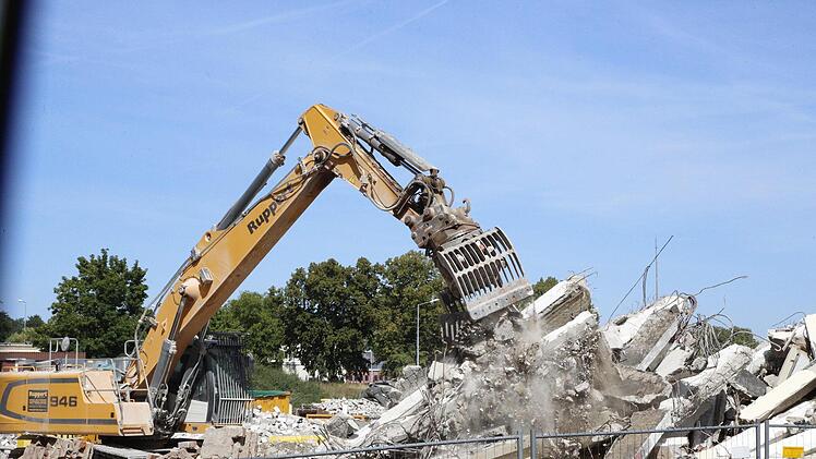Die Abrissarbeiten an den alten Hallen der Amerikaner in der Ledward-Kaserne.Foto: Oliver Schikora