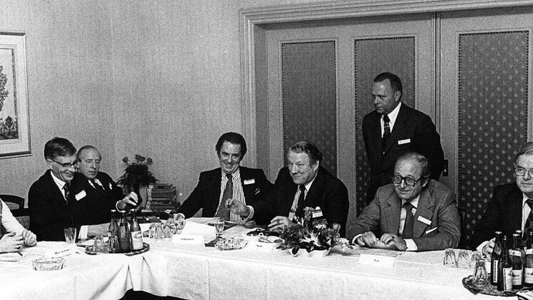 Verkaufsverhandlungen mit GKN, im Zentrum der damalige Sachs-Chef Walter Trux und der Brite Barrie Heath. Foto: Sachs Archiv