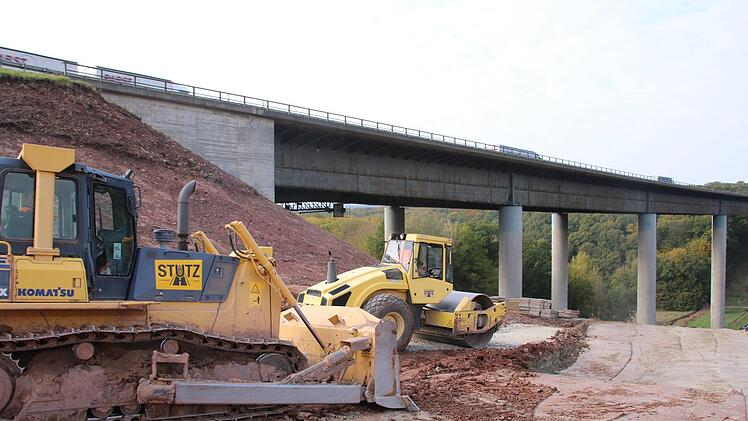 Seit kurzem laufen die Bauarbeiten zur Erneuerung der Autobahnbrücke übers Thulbatal.  Foto: Ralf Ruppert