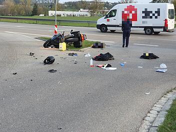 Rettungshubschrauber im Einsatz: Biker nach Zusammensto&szlig; verletzt