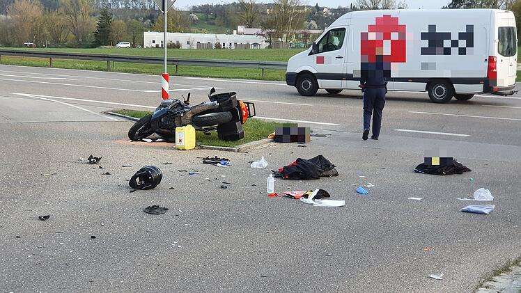 Rettungshubschrauber im Einsatz: Biker nach Zusammensto&szlig; verletzt