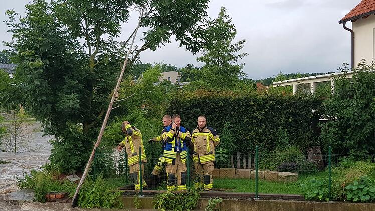 Hochwasser in Veitsbronn: Feuerwehr im Einsatz