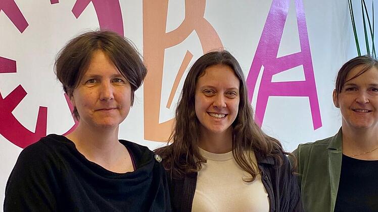 Freuen sich &uuml;ber die Spendenbereitschaft der FT-Leser: Simone Fahmy (Einrichtungsleitung OBA), Natalie Zintl (verantwortlich f&uuml;r Freizeitaktivit&auml;ten bei der OBA) und Jessica Nickel (Vorstandsmitglied Franken helfen Franken) (von links).