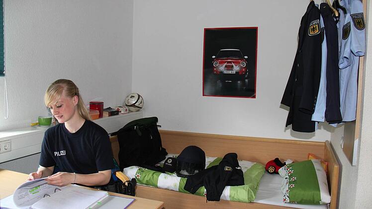 Neben Praxis müssen die Auszubildenden auch Theorie lernen.