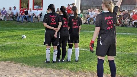 Huch ... - ein Ball hatte das Reutersbrunner Team als Rückennummer auf den Trikots. Hier dirigiert Torfrau Jördis Göttel ihre Mauer. Fotos: Kestel